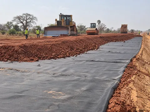 Renforcement d’un remblai sur sol compressible, nappe géosynthétique en place